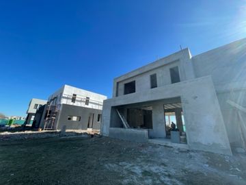 VENTA CASA  5 AMB. CHATEAU - PILAR - FINANCIACION