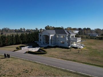 VENTA CASA  5 AMB. CHATEAU - PILAR - FINANCIACION