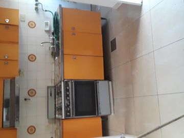 Excelente casa, estilo Mil Casitas, en 2 plantas, con salida a 2 calles. (Ibarrola y Pasaje La Huerta) Impecable estado.