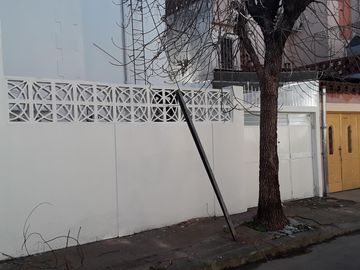 Excelente casa, estilo Mil Casitas, en 2 plantas, con salida a 2 calles. (Ibarrola y Pasaje La Huerta) Impecable estado.