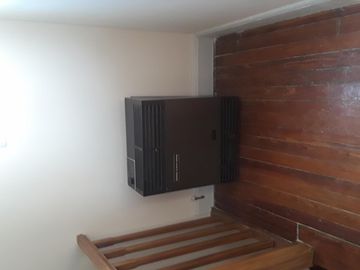 Excelente casa, estilo Mil Casitas, en 2 plantas, con salida a 2 calles. (Ibarrola y Pasaje La Huerta) Impecable estado.