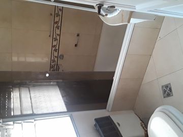 Excelente casa, estilo Mil Casitas, en 2 plantas, con salida a 2 calles. (Ibarrola y Pasaje La Huerta) Impecable estado.