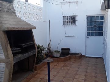 Excelente casa, estilo Mil Casitas, en 2 plantas, con salida a 2 calles. (Ibarrola y Pasaje La Huerta) Impecable estado.