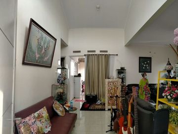 Rumah Hoek Cantik di Cluster Aralia Harapan Indah Bekasi