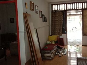 Dijual Cepat Rumah Bangunan 2 Lantai di Jl. Dukuh Kupang, Surabaya Barat