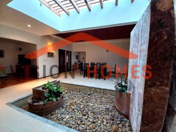 Casa de un piso con alberca y vista al green