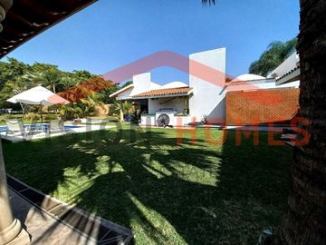 Casa de un piso con alberca y vista al green