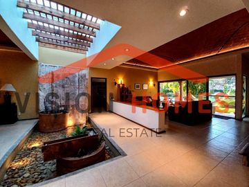 Casa de un piso con alberca y vista al green