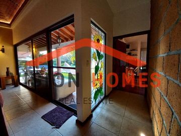 Casa de un piso con alberca y vista al green