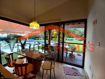 Casa de un piso con alberca y vista al green