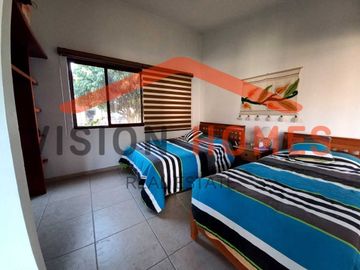 Casa de un piso con alberca y vista al green