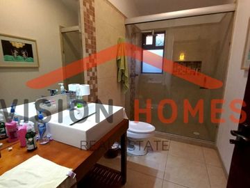 Casa de un piso con alberca y vista al green