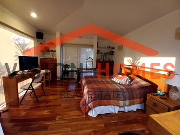 Casa de un piso con alberca y vista al green