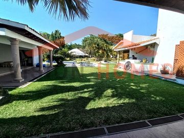 Casa de un piso con alberca y vista al green