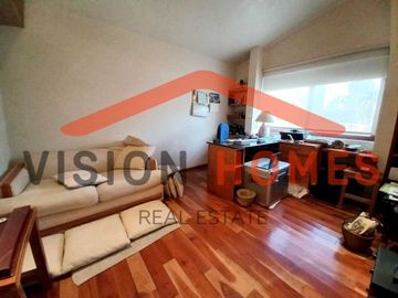Casa de un piso con alberca y vista al green