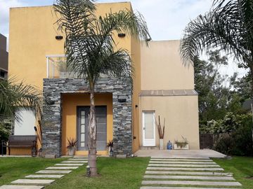 Divina casa 4 ambientes en Haras María Victoria