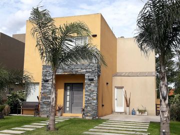 Divina casa 4 ambientes en Haras María Victoria