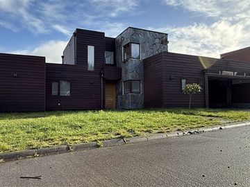 Casa en venta de 4 dorm. en Puerto Varas