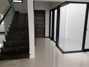 Dijual Rumah Pakuwon City San Diego, Ada Kolam Renang Surabaya Timur