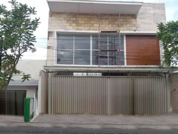 Showroom Baratajaya Lokasi sangat strategis