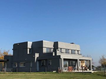 VALERIA LOPEZ PROPIEDADES I ESPECTACULAR CASA VISTA AL LAGO