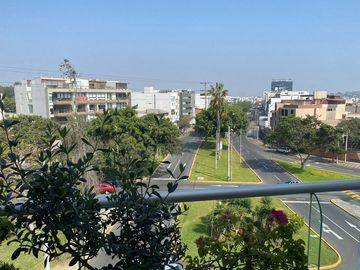 VENDO INMEJORABLE PENTHOUSE COMO NUEVO CON PISCINA, EN LA AURORA, MIRAFLORES.