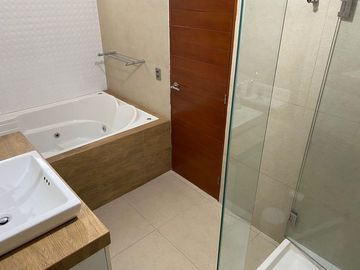 VENDO INMEJORABLE PENTHOUSE COMO NUEVO CON PISCINA, EN LA AURORA, MIRAFLORES.