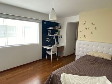 VENDO INMEJORABLE PENTHOUSE COMO NUEVO CON PISCINA, EN LA AURORA, MIRAFLORES.
