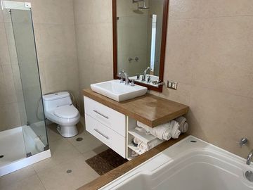 VENDO INMEJORABLE PENTHOUSE COMO NUEVO CON PISCINA, EN LA AURORA, MIRAFLORES.