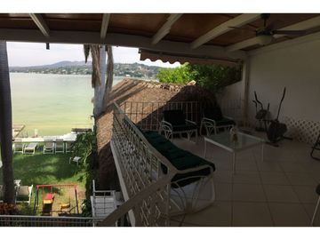 CASA EN VENTA A ORILLA DEL LAGO 