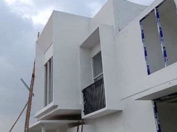Rumah 2 Lantai Mewah Srimaya Pinggir Jalan Raya Di Karangploso Malang