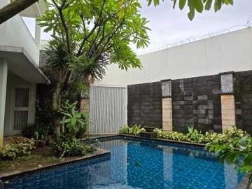 Rumah Ada Kolam Renang Rapih Nyaman di Komplek Cinere