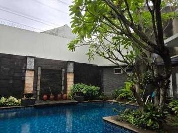 Rumah Ada Kolam Renang Rapih Nyaman di Komplek Cinere