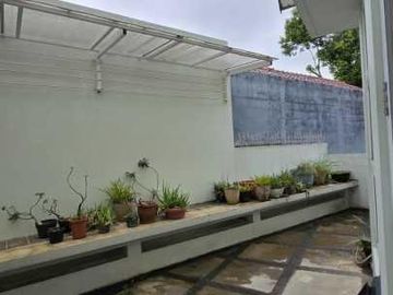 Rumah Ada Kolam Renang Rapih Nyaman di Komplek Cinere