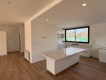 CASA DE 4 AMB A ESTRENAR EN BARRIO CERRRADO