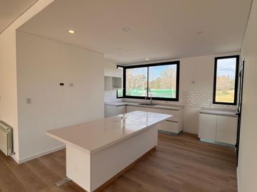 CASA DE 4 AMB A ESTRENAR EN BARRIO CERRRADO