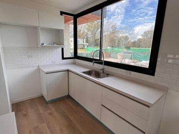 CASA DE 4 AMB A ESTRENAR EN BARRIO CERRRADO