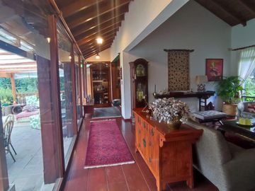 Casa en Venta, independiente de 480m² | con jardín de ensueño | Los Chillos, sector Playa Chica