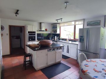 Casa en Venta, independiente de 480m² | con jardín de ensueño | Los Chillos, sector Playa Chica