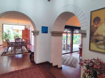 Casa en Venta, independiente de 480m² | con jardín de ensueño | Los Chillos, sector Playa Chica