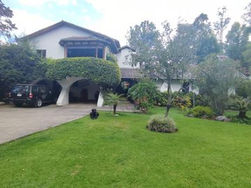 Casa en Venta, independiente de 480m² | con jardín de ensueño | Los Chillos, sector Playa Chica