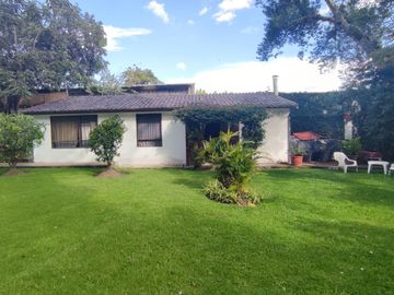 Casa en Venta, independiente de 480m² | con jardín de ensueño | Los Chillos, sector Playa Chica