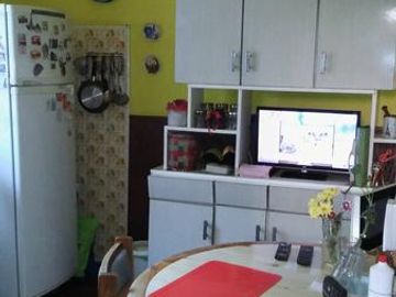 Vende casa 4 amb. con garaje en Remedios de Escalada,