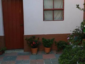 Vende casa 4 amb. con garaje en Remedios de Escalada,