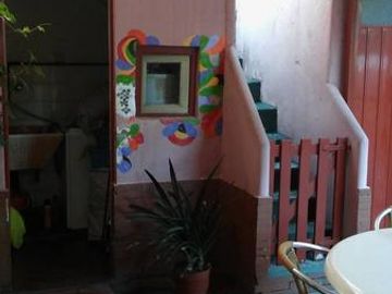 Vende casa 4 amb. con garaje en Remedios de Escalada,