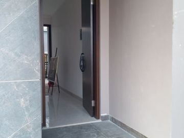 Rumah mewah 3 lantai strategis di Jakarta Timur