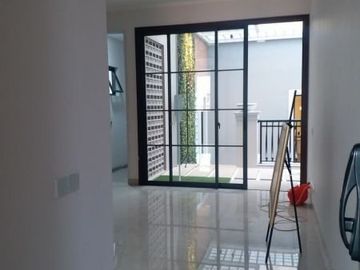 Rumah mewah 3 lantai strategis di Jakarta Timur