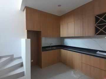 Rumah mewah 3 lantai strategis di Jakarta Timur