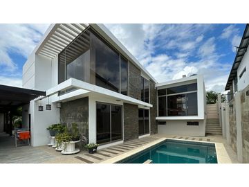 CASA MODERNA Y AMPLIA EN URB MARINA BLUE, MANTA