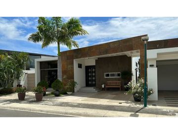 CASA MODERNA Y AMPLIA EN URB MARINA BLUE, MANTA